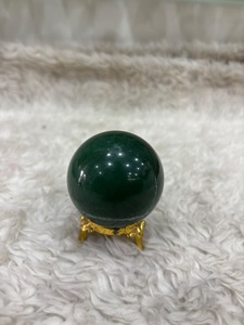 Sphère de jade vert avec une riche coloration émeraude, variation crémeuse, surface lisse et arrondie, polissage raffiné et intemporel. - Product Image 3