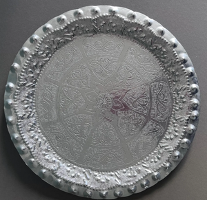 Assiette de service décorative ronde en verre gravé argenté de style vintage pour la mise en scène de table de mariage ou de fête, nouveau style européen - Product Image 5