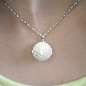 NIKHIL GEMS - Colgante de Calcedonia Blanca Natural con Plata de Ley 925, Amuleto de Compromiso Vintage con Certificado de Terceros para Mujer - Product Image 2