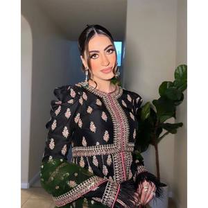 Vestido de Satén de Diseñador con Dupatta, Silueta Ajustada y Evase para Fiestas - Product Image 1