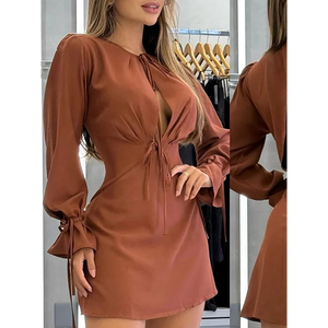 Minivestido de satén color borgoña con abertura en el escote, a menudo llamado vestido bohemio de satén con lazo frontal, minivestido de satén color borgoña de manga larga. - Product Image 2