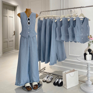 Ensemble deux pièces décontracté pour femmes et jeunes filles, court au-dessus du genou, col en V, en coton uni tissé, coupe classique, design élégant et personnalisé - Product Image 1