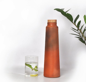 Bouteille en terre cuite écologique faite à la main, style culture tribale - 800 ml avec bouchon en liège et couvercle en bois - Product Image 1