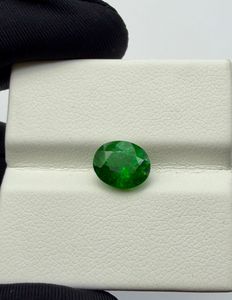Pierre précieuse naturelle de tsavorite grenat, taille ovale, vert vif, 2,15 carats, pour collectionneur de bijoux - Product Image 1