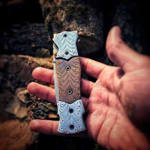 Couteau de chasse pliant artisanal en acier Damas, lame droite, manche gravé en titane, bouton de pouce, clip de poche, pointe - Product Image 2