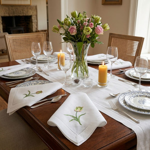 Serviettes de table en coton blanc brodées personnalisées, motif tulipe verte, réutilisables, durables, lavables, avec ourlet festonné, pour la maison et les mariages - Product Image 1