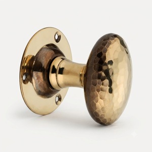 Poignée de porte ovale martelée en laiton massif, artisanale et moderne - Quincaillerie de mobilier d'extérieur Dhanvi - Product Image 1