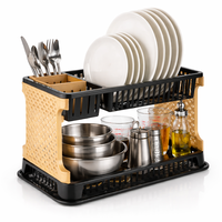 Organisateur d'évier de cuisine moderne à double niveau avec égouttoir, support à vaisselle et porte-couverts pour assiettes et bols, usage domestique