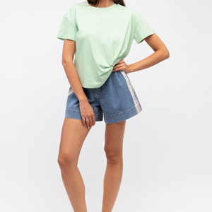 T-shirt d'été pour femme en coton tricoté à manches courtes, coupe ajustée, extensible, avec découpe, vert clair – Nouvelle collection en promotion - Product Image 4