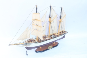 Modelo de Barco de Madera Mercator 1932 - Réplica Premium del Velero de Entrenamiento Belga - Regalo Empresarial de Alta Gama con Estilo Feng Shui - Product Image 1