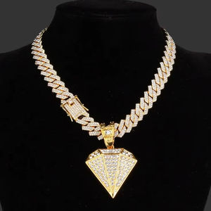 Collier en argent sterling plaqué or avec chaîne cubaine personnalisée et diamants CVD VVS, montre de luxe en moissanite pour femme - Product Image 3