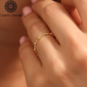 Charm_Jewells Bague minimaliste en forme de fleur plaquée or 22 carats pour femme, à porter au quotidien - Product Image 2
