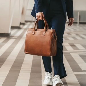 Porte-documents exécutif en cuir marron pour hommes avec fermeture à rabat, compartiment spacieux pour ordinateur portable, sac de bureau professionnel haut de gamme - Product Image 2