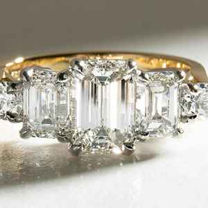 Bague de mariage pour femme en diamant de laboratoire taille émeraude, cinq pierres, plaqué or 9 carats, classique, luxueuse et élégante - Product Image 3