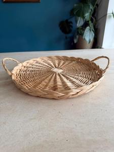 Grand plateau rond en rotin, idéal pour une présentation en centre de table sur une table à manger ou une table basse, avec des bougies ou des objets décoratifs. - Product Image 3