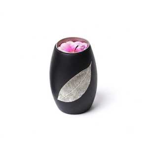 Juego de Portavelas Ovalados Modernos Hechos a Mano con Recubrimiento de Polvo Negro y Grabado de Hojas para Decoración Navideña del Hogar - Product Image 5