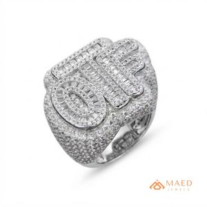 Anillo de Letra para Hombre de Lujo con Moissanita Engastada en Plata - Joyería de Destaque - Product Image 1