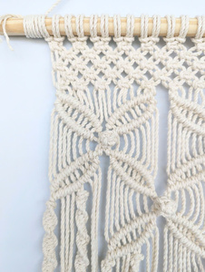 Décoration murale en macramé faite à la main 40x80cm, style bohème, forme triangulaire, coton, motif géométrique abstrait - Product Image 4