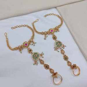 Arnés de mano étnico tradicional para mujer, chapado en oro real, con piedra Pota y perlas, para novias, boda, Haath Phool, joyería corporal de moda. - Product Image 1