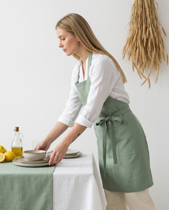 Tablier en lin vert sauge de haute qualité, écologique et durable, avec poche avant et liens de taille ajustables pour la cuisine quotidienne - Product Image 3