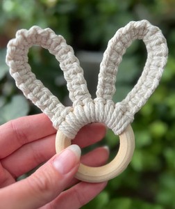 Ensemble d'anneaux de serviette en forme de lapin + œufs de Pâques en macramé – Ensemble complet de décoration de table de Pâques – Décoration de table de Pâques – Décorations de table de printemps - Product Image 2