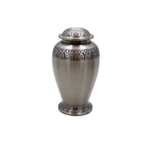 Urne de crémation noire au design antique, magasin de cendres en métal fait à la main, pièce latérale d'urne de crémation en métal noir de concepteur personnalisé - Product Image 5