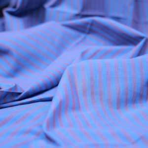 Tissu en coton Khadi 100% biologique de qualité supérieure, tissé à la main, rayures bleues et rouges, 60 GSM, léger, respirant, séchage rapide, écologique - Product Image 3