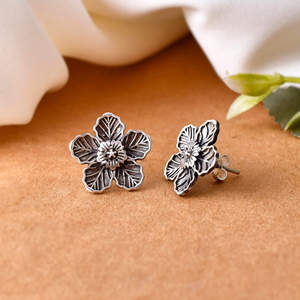 ต่างหูแฟชั่นแบบติดหู Meera Jaipur Pushpa - Product Image 1