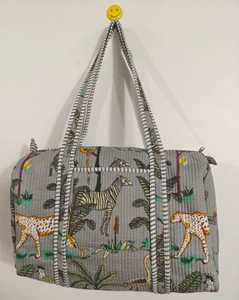 Sac de voyage en coton matelassé, imprimé à la main, style traditionnel, élégant, léger, durable et spacieux, avec fermeture éclair - Product Image 1