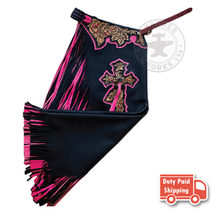 Pantalones de montar de cuero estilo western para mujer con flecos rosas y negros, bordado de cruz y grabado floral – Pantalones de equitación personalizados para vaqueras - Product Image 2
