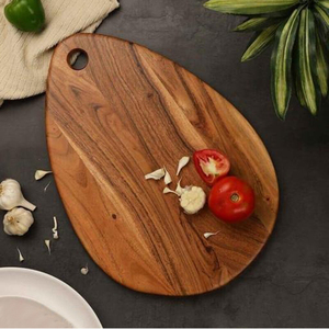Planche à découper en bois unique en forme de larme, dotée de motifs de grain naturel riches et d'un trou supérieur intégré pour couper les légumes - Product Image 6
