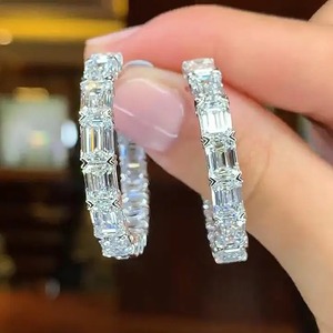 Pendientes de Aro para Mujer con Moissanita 925, Corte Esmeralda, en Plata de Ley con Baño de Oro Blanco, Pendientes de Aro con Diamantes en Venta - Product Image 6