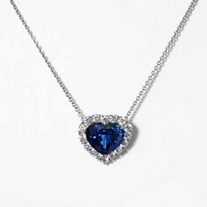 Collier de haute joaillerie en or blanc 14 carats avec saphir bleu en forme de cœur de 11,86 ct, diamants de laboratoire sertis à griffes, certifié IGI - Product Image 1