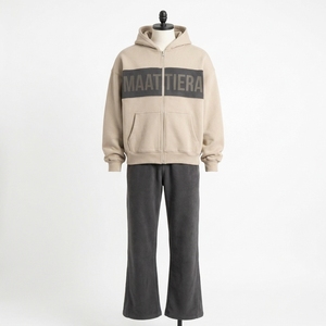 Ensemble survêtement homme beige et gris à blocs de couleur, sweat à capuche zippé et pantalon de jogging oversize, style streetwear et sportswear - Product Image 3