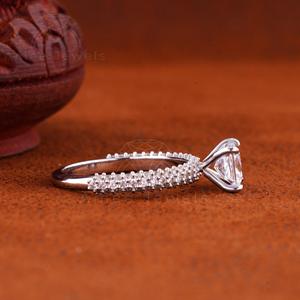 แหวนเพชรทรงปรินเซสคัทสำหรับผู้หญิง แหวนหมั้นทองคำขาว 14K พร้อมแถบประดับเพชรแบบพาเว่ - Product Image 2