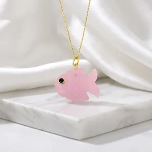 Collier pendentif en forme de poisson en chalcédoine rose naturelle sculptée à la main avec œil en onyx noir et CZ, plaqué or 18 carats, pour femmes, en laiton. - Product Image 6