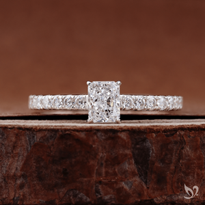 Bague de fiançailles délicate en or blanc 10K avec diamant de laboratoire taille radiant minimaliste 0,50 ct, sertie pavé style cathédrale, certifiée IGI - Product Image 1