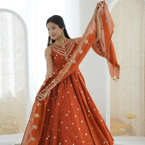 ชุดเดรส Anarkali ผ้าไหมดีไซเนอร์ โรมัน ซิลค์ ความยาว 49 นิ้ว พร้อมผ้าชั้นในไมโครคอตตอนอย่างดี และผ้าคลุมไหล่ผ้าไหมชานเดรี คุณภาพระดับบูติก สำเร็จรูป - Product Image 1