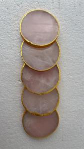 Exquisitos Posavasos de Cuarzo Rosa Natural, Rebanadas de Cristal Rosa Premium con Bordes Electrochapados en Oro, Decoración de Hogar de Lujo - Product Image 2