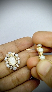 Boucles d'oreilles clous en alliage plaqué or avec perles et fleurs, bijoux classiques pour femmes, boucles d'oreilles de mode pour mariage - Product Image 2