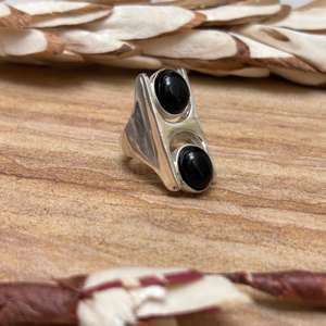 Bague Statement Bohème en Onyx, Bague Tribale en Laiton pour Femme, Finition Plaqué Argent, Double Pierre, Design Ethnique, Vente en Gros - Product Image 3