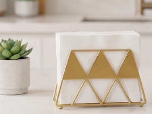 Moderno Porta Servilletas Triangular de Metal en Tono Dorado con Diseño Elegante, Perfecto para Uso en el Hogar y la Cocina - Product Image 5