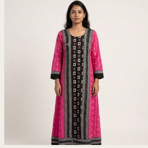 Ikkat Arts - Vestido Anarkali Bandhani Bloom en Rosa Intenso y Negro - Product Image 3