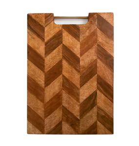 Planche à découper moderne de designer avec plateau rectangulaire en bois, motif géométrique et poignée découpée - Product Image 1