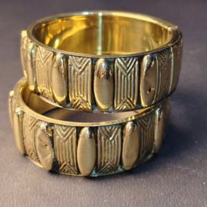 ชุดกำไลข้อมือทองเหลืองแท้สลักลายด้วยมือสุดหรู - ลายชนเผ่าแบบดั้งเดิม สีทอง - งานฝีมืออินเดีย - Product Image 4