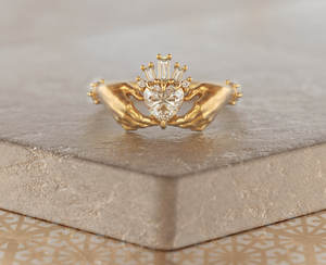Anillo de compromiso y aniversario de moissanita con corte irlandés para mujer, engaste de bisel, chapado en oro, lujo, certificado IGI, ELVORA GEMS - Product Image 2