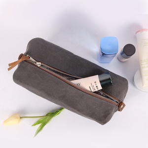 Sac de toilette de voyage pour homme en cuir marron avec logo personnalisé. - Product Image 4