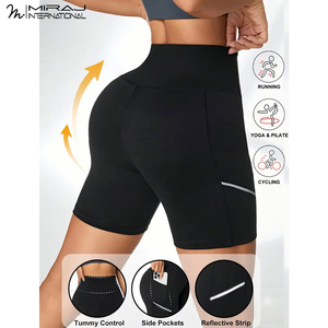Shorts de compression athlétiques pour femmes, couleur unie noire, taille haute, avec poches, coupe ajustée, séchage rapide, pour yoga, entraînement et course à pied - Product Image 5