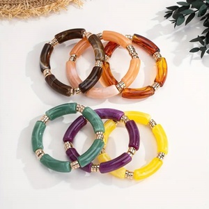 Ensemble de bracelets en résine géométriques multicolores avec accents plaqués or, style bohème, bijoux unisexes, cadeau - Product Image 2