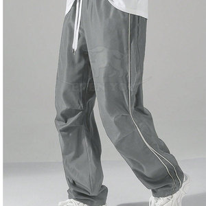 Pantalones Cortavientos para Hombre Hechos en Pakistán, Pantalones Deportivos Modernos y Minimalistas, Cómodos y Ligeros para Uso Diario - Product Image 4